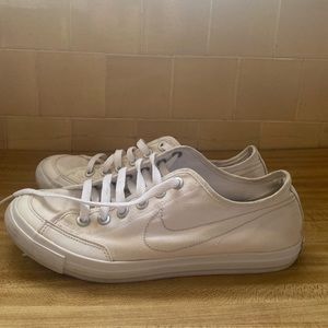 White canvas Nike size 10 woman’s